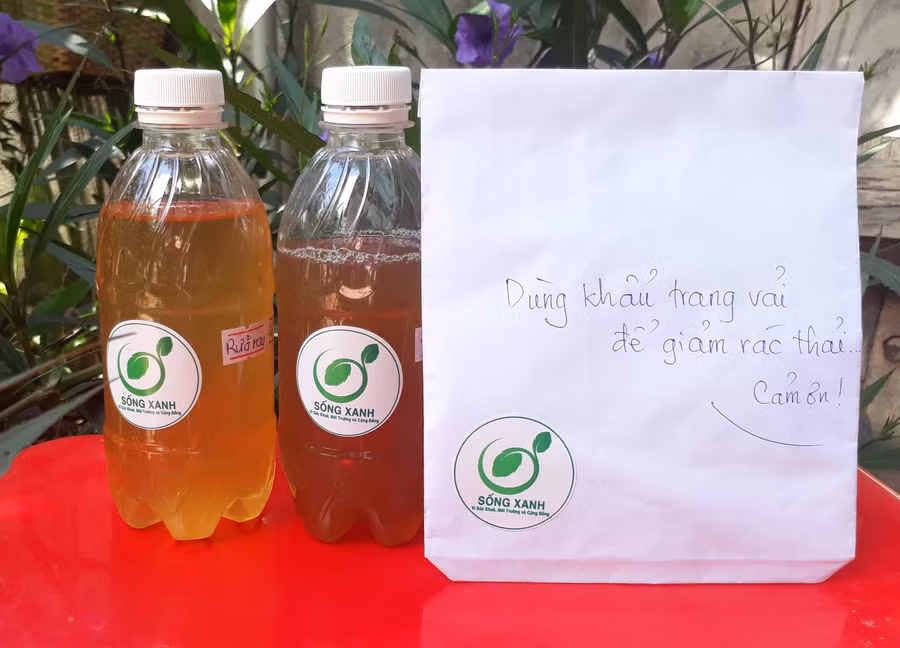 Nước tẩy rửa hữu cơ và khẩu trang vải-những món quà quý mà nhóm Sống Xanh gửi đến cộng đồng. Ảnh: Phương Duyên