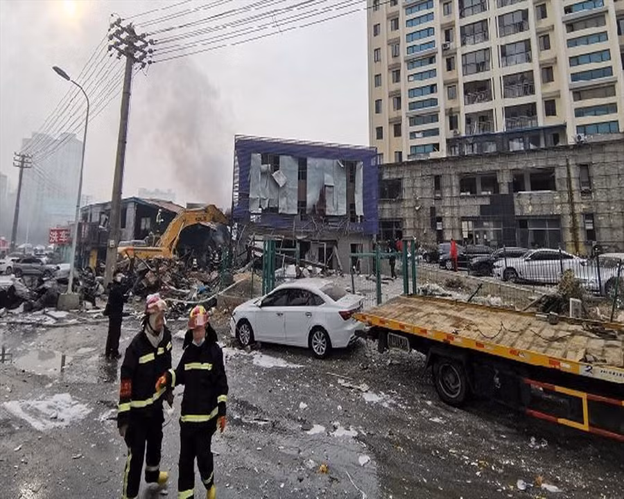 Lực lượng chức năng có mặt tại hiện trường để giải cứu người bị nạn. Ảnh: Tân Hoa Xã