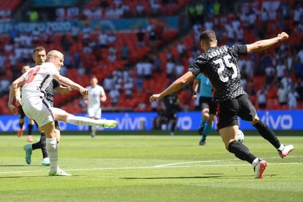  Phil Foden sút trúng cột dọc trong hiệp 1. Ảnh: AFP