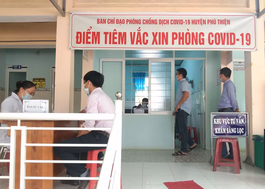  Trung tâm Y tế huyện Phú Thiện đã triển khai tiêm vắc xin phòng Covid-19 (đợt 3) cho các đối tượng ưu tiên. Ảnh: Hoa Mai