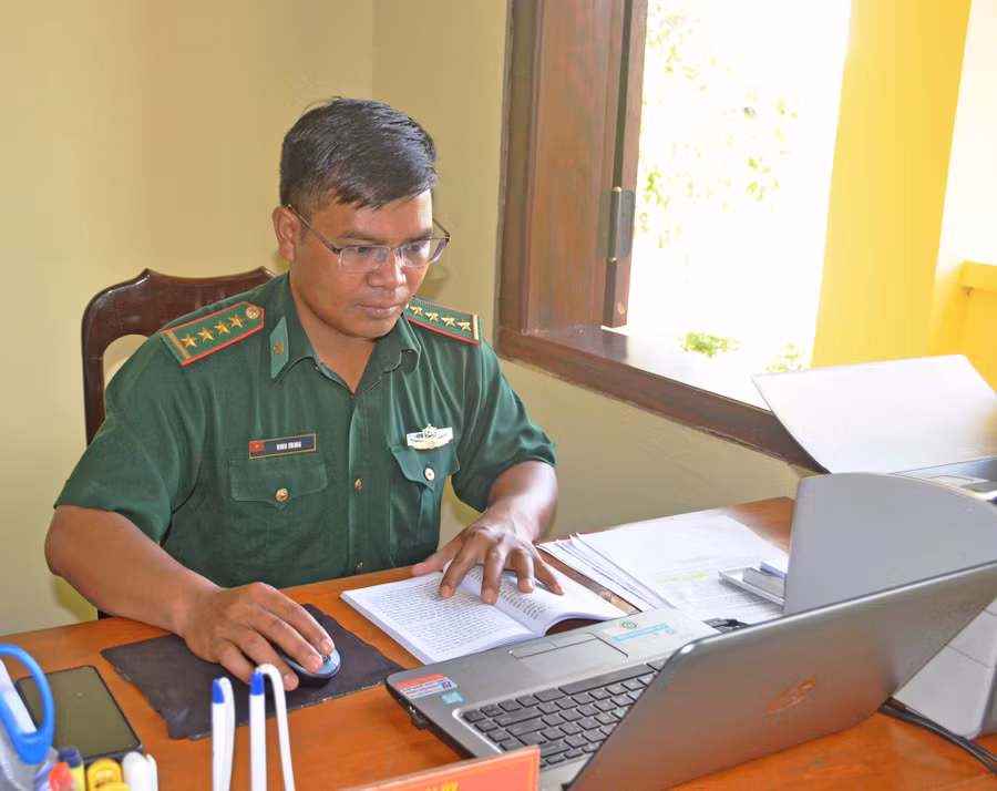 Đại úy Đinh ƠRing luôn tìm tòi, nghiên cứu để nâng cao trình độ. Ảnh: Thiên Thanh