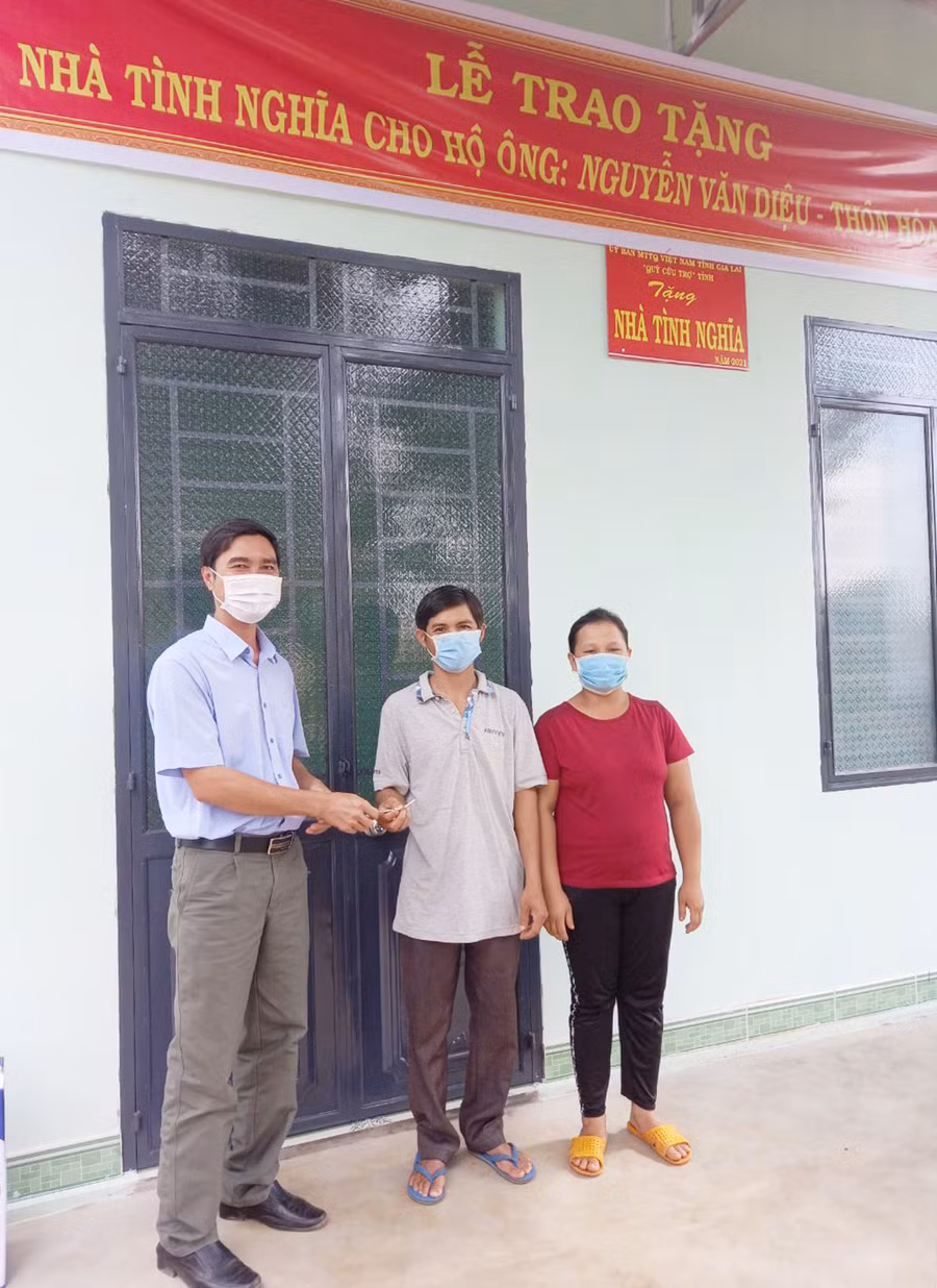  Ông Nguyễn Đình Hiền (bìa trái)-Phó Chủ tịch Uỷ ban MTTQ Việt Nam huyện Chư Prông bàn giao 
