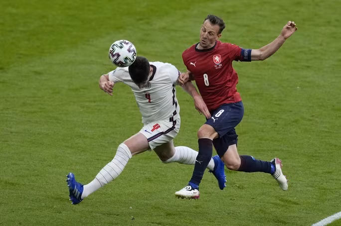 Declan Rice (4, Anh) đối đầu cùng Vladimir Darida