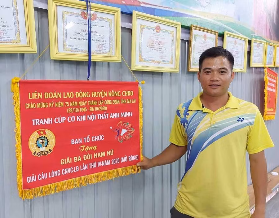Anh Trần Mạnh Luân bỏ hơn nửa tỷ đồng xây dựng nhà thi đấu thể thao đa năng. Ảnh: Thiên Di