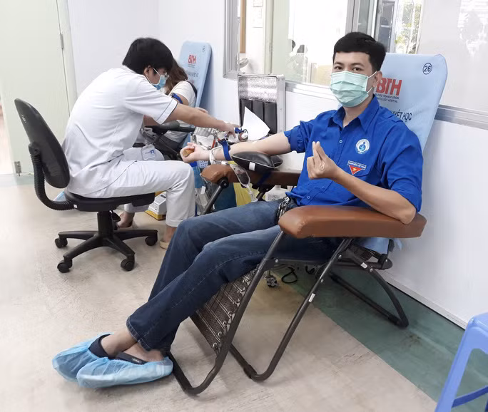 Nhóm y bác sĩ trẻ của Bệnh viện Nhi Đồng 1 đã đi hiến máu khi lượng máu dự trữ của TP HCM đang dần cạn - Ảnh: LÊ VĨNH
