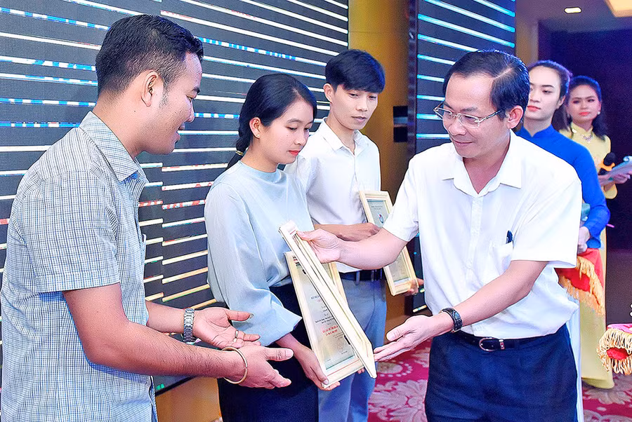 Phó Chủ tịch Thường trực UBND tỉnh Đỗ Tiến Đông trao giải A Giải Báo chí tỉnh lần thứ 9-2020 cho các tác giả, nhóm tác giả. Ảnh: Đức Thụy