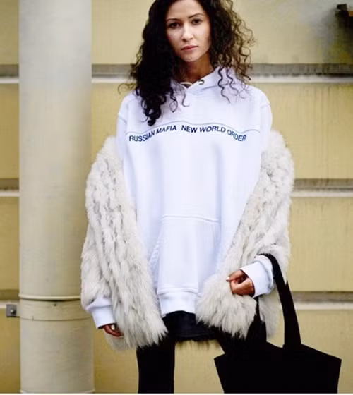 Nếu yêu thích phong cách thể thao, bạn có thể chọn áo hoodie. Đây là chiếc áo được nhiều tín đồ thời trang thế giới yêu thích, phù hợp với mọi dáng người, lứa tuổi, đem tới sự thoải mái, năng động. Để thêm sành điệu, hãy diện áo khoác lông bên ngoài. 9