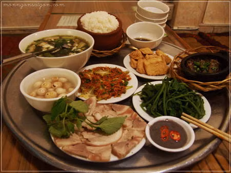 Khách tới không được từ chối bữa ăn là kiêng kỵ người miền Trung Khách tới không được từ chối bữa ăn là kiêng kỵ người miền Trung