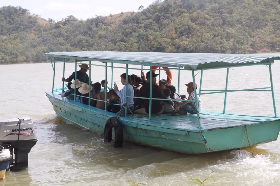Các du khách không được trang bị áo phao rất nguy hiểm. Ảnh: Văn Ngọc