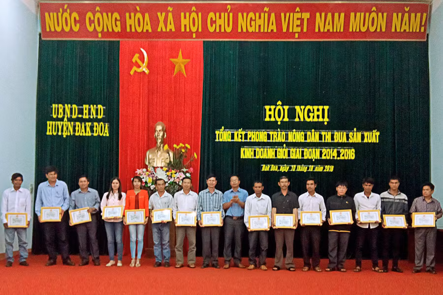 Khen thưởng các điển hình nông dân sản xuất kinh doanh giỏi. Ảnh: T.N