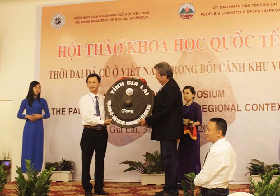 Bí thư Tỉnh ủy Dương Văn Trang tặng quà cho GS.VS. Anatoly Derevianko- Viện Hàn lâm Khoa học Liên bang Nga tại Hội thảo Khoa học quốc tế “Thời đại đồ đá cũ ở Việt Nam trong bối cảnh khu vực”. Ảnh: P.L