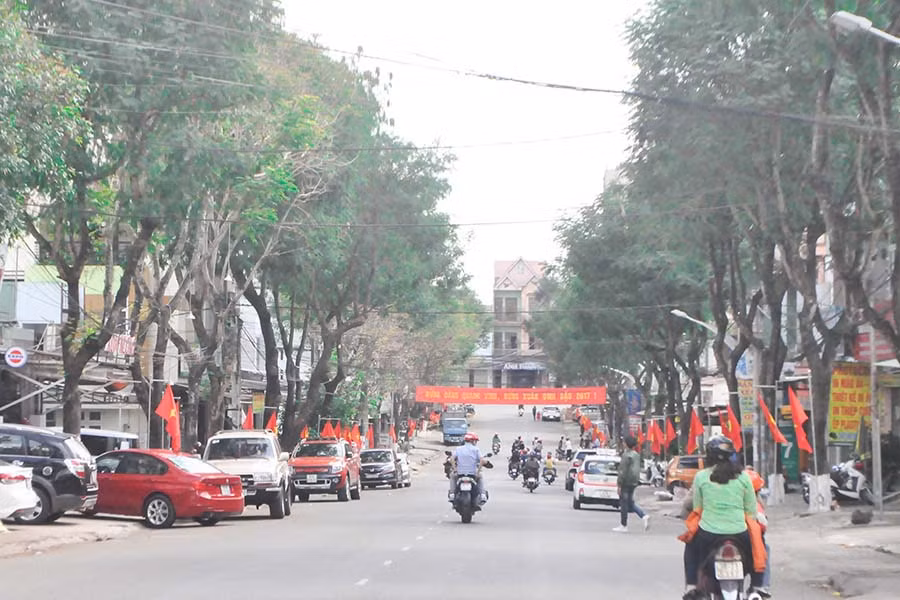 Ngày thứ 2 của năm mới mọi người đã cùng nhau xuống đường du xuân. Ảnh: Trần Dung