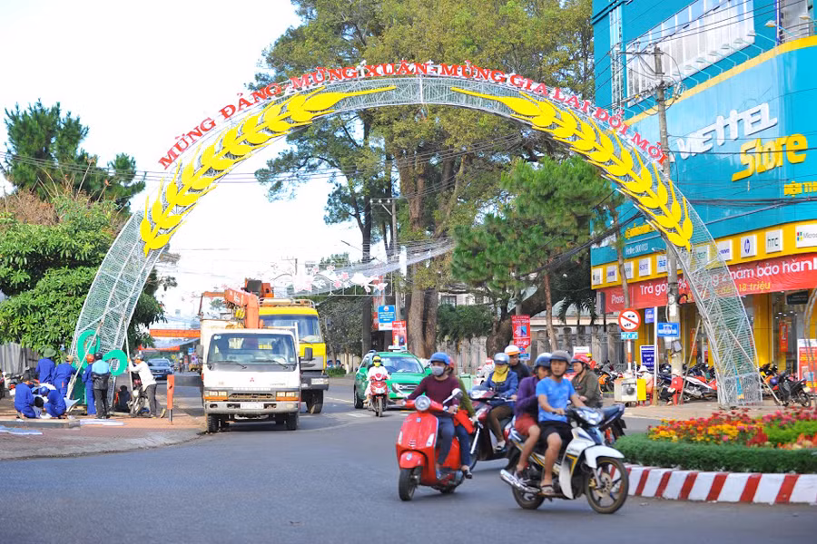 Phố núi rộn ràn với những sắc hoa và cổng chào sinh động.