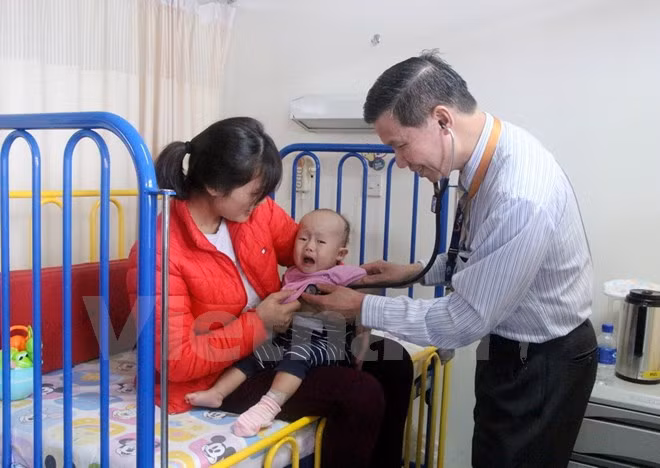 Bác sỹ Pau Kieu Kong đang thăm khám cho bệnh nhi.