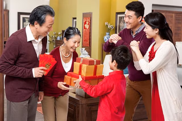 Người Việt thường dành trọn ngày đầu năm cho gia đình. Người Việt thường dành trọn ngày đầu năm cho gia đình.