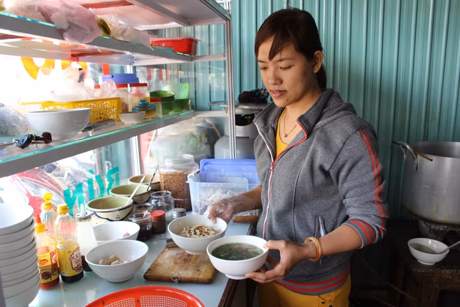 Năm nay, chị Dương Thị Thùy Linh không thể đón Tết ở quê nhà. Ảnh: T.B
