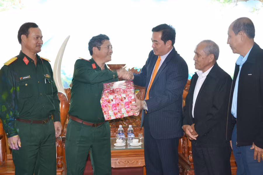 Tặng quà Tết cho các cấp chính quyền, các đơn vị và nhân dân trên đảo.