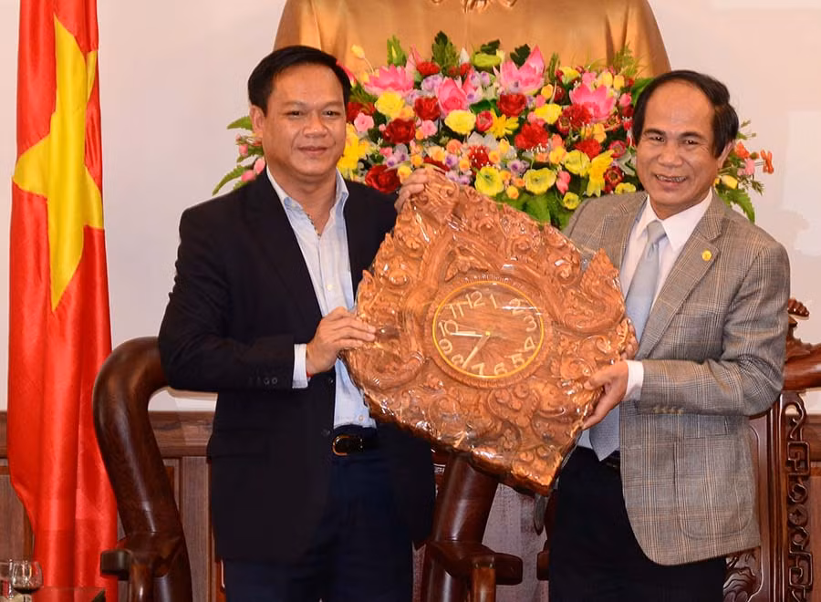 Đoàn đại biểu tỉnh Ratanakiri tặng quà lãnh đạo UBND tỉnh Gia Lai. Ảnh: Ngọc Thu Đoàn đại biểu tỉnh Ratanakiri tặng quà lãnh đạo UBND tỉnh Gia Lai. Ảnh: Ngọc Thu