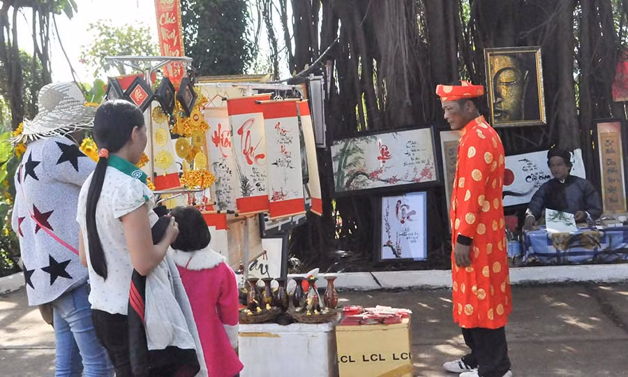 Nhiều người thích thú khám phá Phố ông đồ tại Công viên Văn hóa Đồng Xanh. Ảnh: Trần Dung