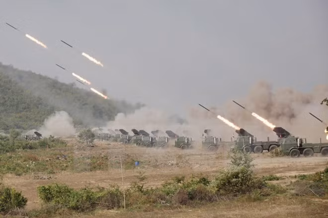 Binh sỹ Campuchia bắn rocket BM-21 trong cuộc tập trận bắn đạn thật ở tỉnh Kampong Speu năm 2013. (Nguồn: THX/TTXVN)