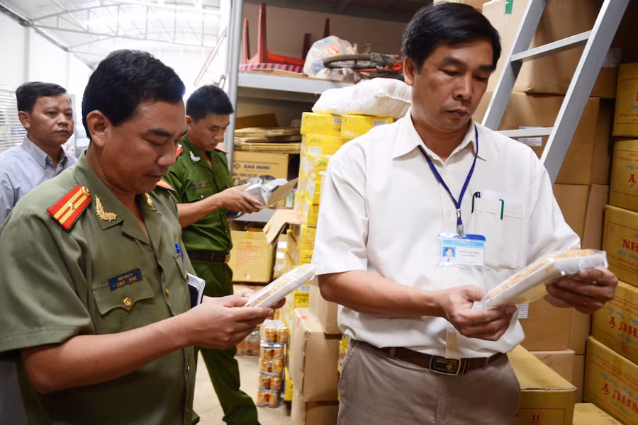 Đoàn thanh-kiểm tra phát hiện 7/8 cơ sở vi phạm quy định về an toàn thực phẩm. Ảnh: T.Đ