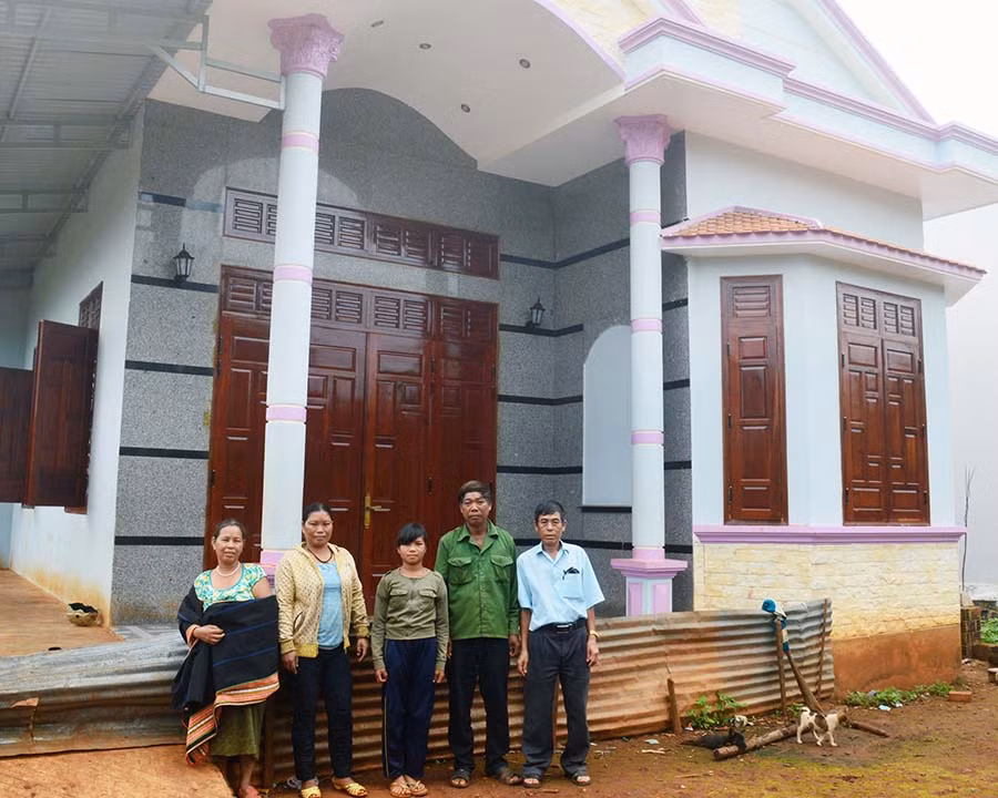  Căn nhà của chị HKlo được làm bằng tiền của người thân và bà con ở làng La cho mượn. Ảnh: H.T