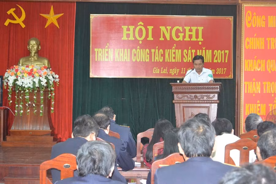 Đồng chí Hồ Văn Niên-Ủy viên dự khuyết BCH Trung ương Đảng, Phó Bí thư Thường trực Tỉnh ủy, Trưởng ban Chỉ đạo cải cách tư pháp tỉnh phát biểu chỉ đạo tại hội nghị triển khai công tác kiểm sát năm 2017. Ảnh: Hoàng Cư Đồng chí Hồ Văn Niên-Ủy viên dự khuyết BCH Trung ương Đảng, Phó Bí thư Thường trực Tỉnh ủy, Trưởng ban Chỉ đạo cải cách tư pháp tỉnh phát biểu chỉ đạo tại hội nghị triển khai công tác kiểm sát năm 2017. Ảnh: Hoàng Cư