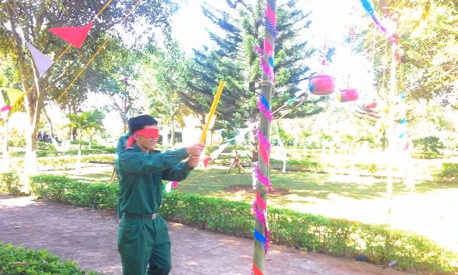 Chiến sĩ Đại đội Trinh sát tham gia trò chơi đập niêu. Ảnh: Anh Huy