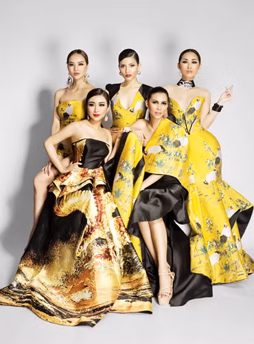 Những mẫu thiết kế đậm chất cổ điển, sang trọng và quyền lực với gan màu vàng chủ đạo, đã biến 5 mỹ nhân thành những nữ hoàng sắc đẹp ấn tượng. 6