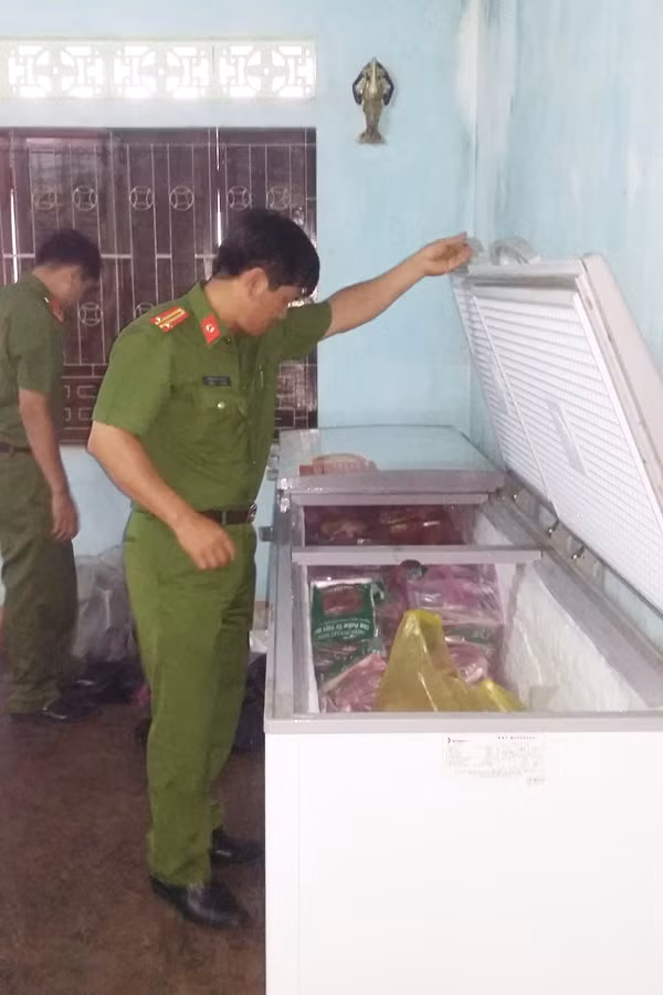 Cán bộ Phòng Cảnh sát Môi trường Công an tỉnh kiểm tra một cơ sở kinh doanh thực phẩm. Ảnh: L.A