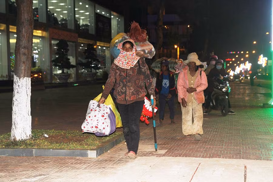 Tết đã về nhưng những người phụ nữ nghèo làng Ngó vẫn vất vả mưu sinh. Ảnh: Văn Ngọc
