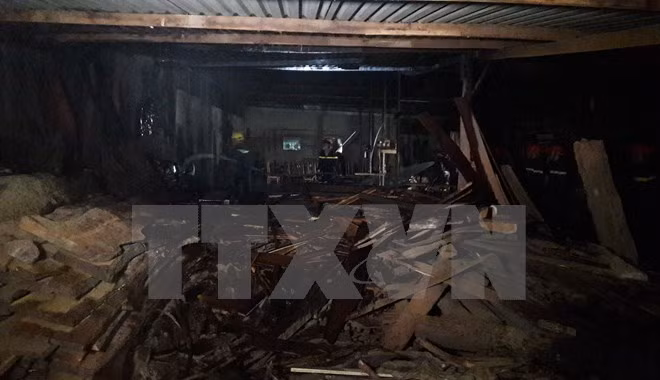 Toàn bộ nhà kho và đồ gỗ trong xưởng bị thiêu rụi.