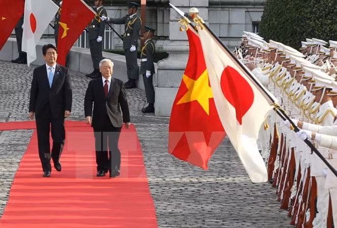 Thủ tướng Nhật Bản Shinzo Abe và Tổng Bí thư Nguyễn Phú Trọng duyệt đội danh dự trong chuyến thăm Nhật Bản của Tổng Bí thư hồi tháng 9-2015. Thủ tướng Nhật Bản Shinzo Abe và Tổng Bí thư Nguyễn Phú Trọng duyệt đội danh dự trong chuyến thăm Nhật Bản của Tổng Bí thư hồi tháng 9-2015.