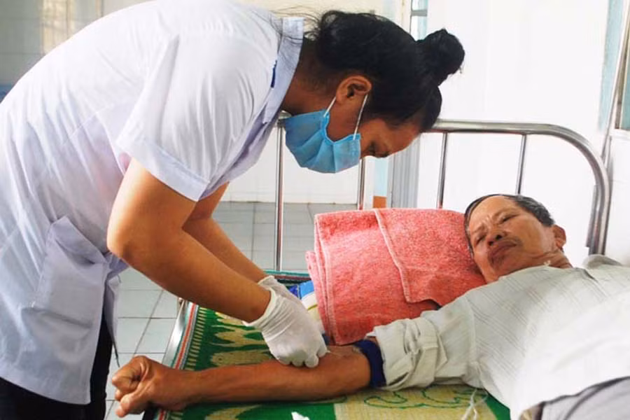  Chăm sóc bệnh nhân tại Bệnh viện Đa khoa huyện. Ảnh: H.S