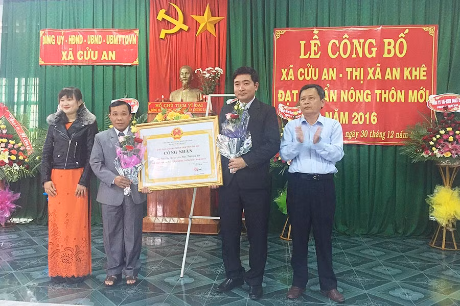 Trao công nhận của Chủ tịch UBND tỉnh Gia Lai cho xã. Ảnh: Hồng Thi