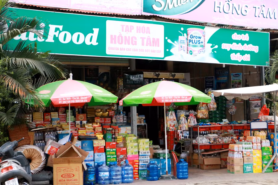 Hàng hóa được các cửa hàng, siêu thị nhập về khá dồi dào và phong phú.
