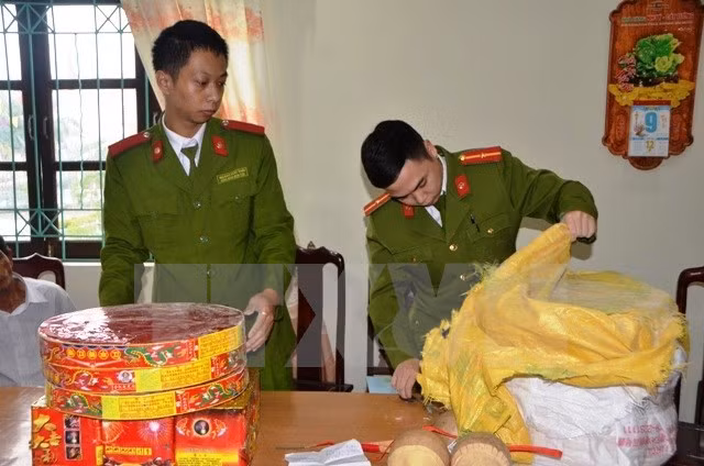 Bắt quả tang vụ vận chuyển pháo nổ trong đêm 30 Tết ảnh 1 (Ảnh minh họa: Nguyễn Hoàng/TTXVN)