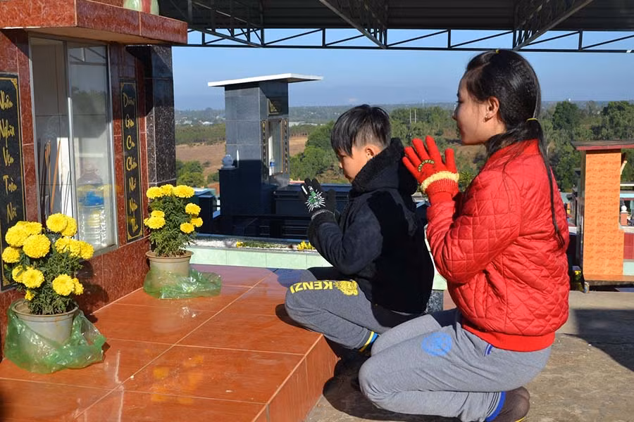 Trẻ em trong bộ quần áo mới cũng được cha mẹ chỉ dạy tri ân tổ tiên. Ảnh: Ngọc Thu Trẻ em trong bộ quần áo mới cũng được cha mẹ chỉ dạy tri ân tổ tiên. Ảnh: Ngọc Thu