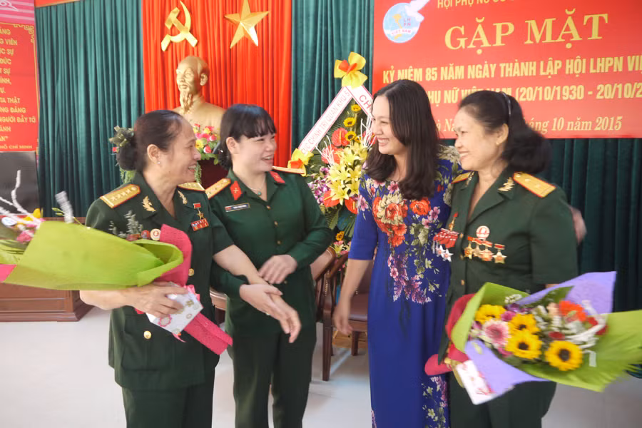 Phụ nữ Cục Chính trị Quân khu với 2 nữ Anh hùng LLVTND Nguyễn Thị Tám và Nguyễn Thị Huấn. Ảnh: N.D