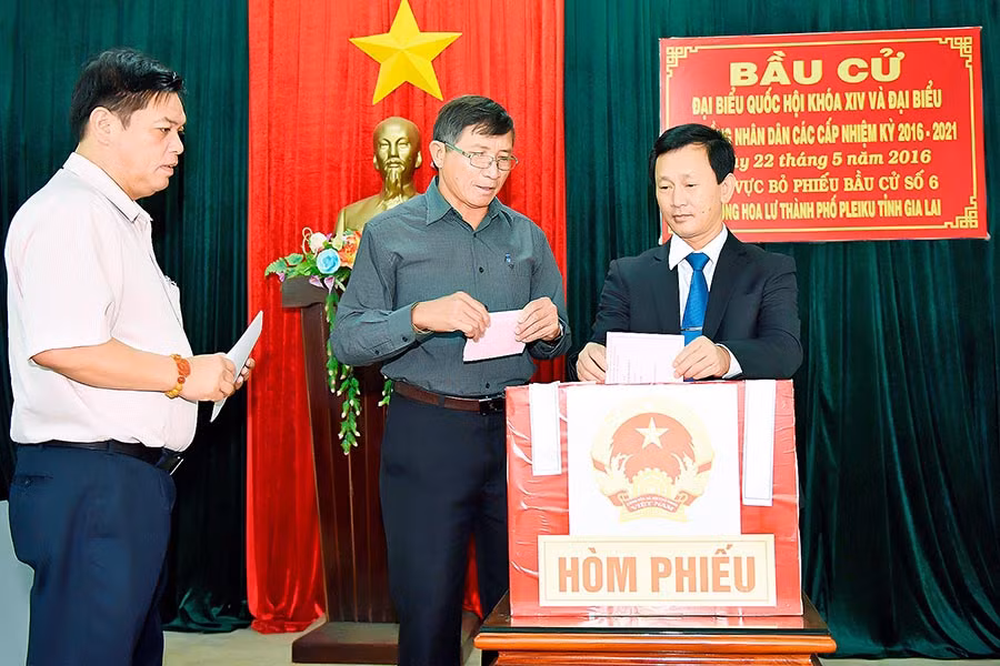 Lãnh đạo tỉnh bỏ phiếu bầu cử đại biểu Quốc hội khóa XIV và HĐND các cấp nhiệm kỳ 2016-2021. Ảnh: Đức Thụy