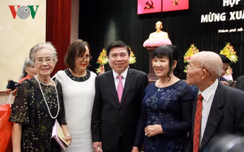 Lãnh đạo thành phố Hồ Chí Minh gặp gỡ kiều bào.