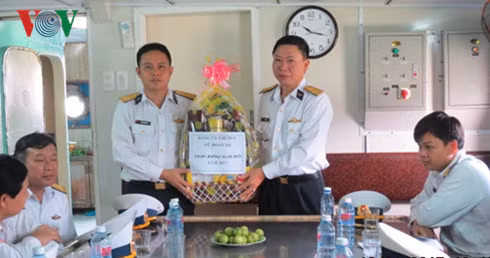 Thủ trưởng Lữ đoàn và Hải đội trao quà cho thuyền trưởng tàu 629 trước khi tàu rời bến. Thủ trưởng Lữ đoàn và Hải đội trao quà cho thuyền trưởng tàu 629 trước khi tàu rời bến.