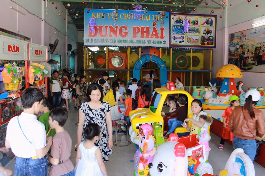 Các khu vui chơi giải trí luôn đông đúc khách. Ảnh: Hồng Thi Các khu vui chơi giải trí luôn đông đúc khách. Ảnh: Hồng Thi