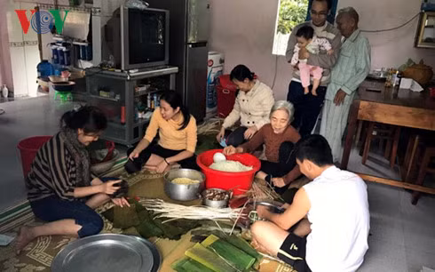 Gói bánh tét, bánh chưng vẫn là nét đẹp ngày Tết ở nhiều gia đình Việt Nam. (Ảnh minh họa)