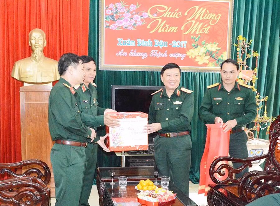 Thay mat TCCT Thiếu tướng Lê Hiền Vân trao quà cho đại diện lãnh đạo Quân đoàn 3. Ảnh: N.G