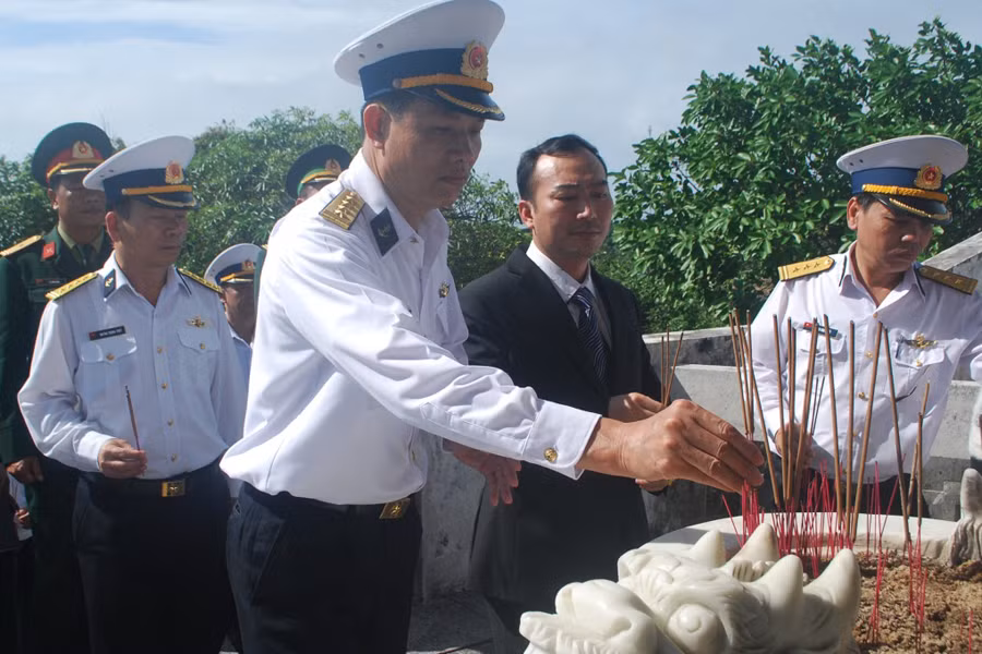Đoàn công tác dâng hương tại đài liệt sỹ.