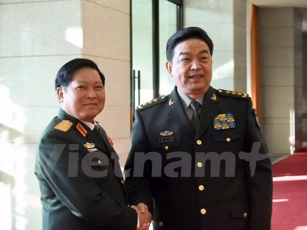 Hai Bộ trưởng Bộ Quốc phòng bắt tay thân mật.