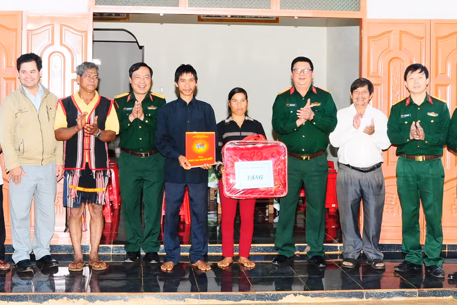 Binh đoàn 15 thường xuyên tổ chức các hoạt động an sinh xã hội. Ảnh: V.T