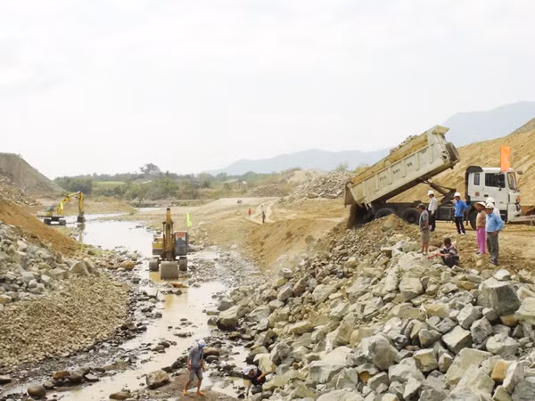Chặn dòng một hồ chứa nước do đơn vị ông Hải quản lý, sửa chữa. Chặn dòng một hồ chứa nước do đơn vị ông Hải quản lý, sửa chữa.