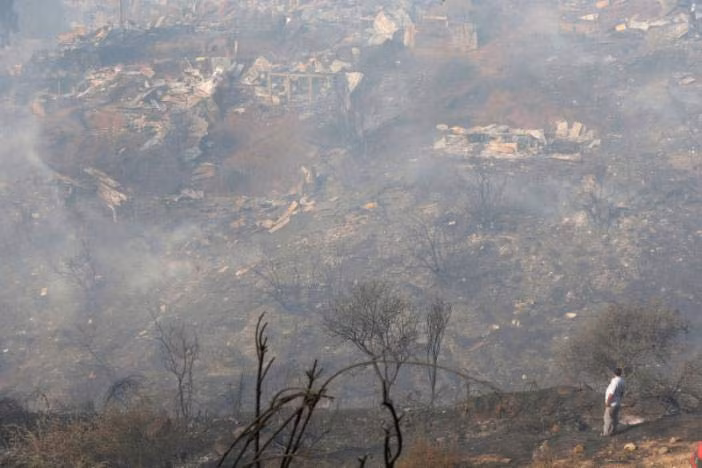 Hơn 100 ngôi nhà gỗ bị thiêu rui trong đám cháy rừng ở Valparaiso, Chile ngày 2-1-2017. Ảnh: REUTERS